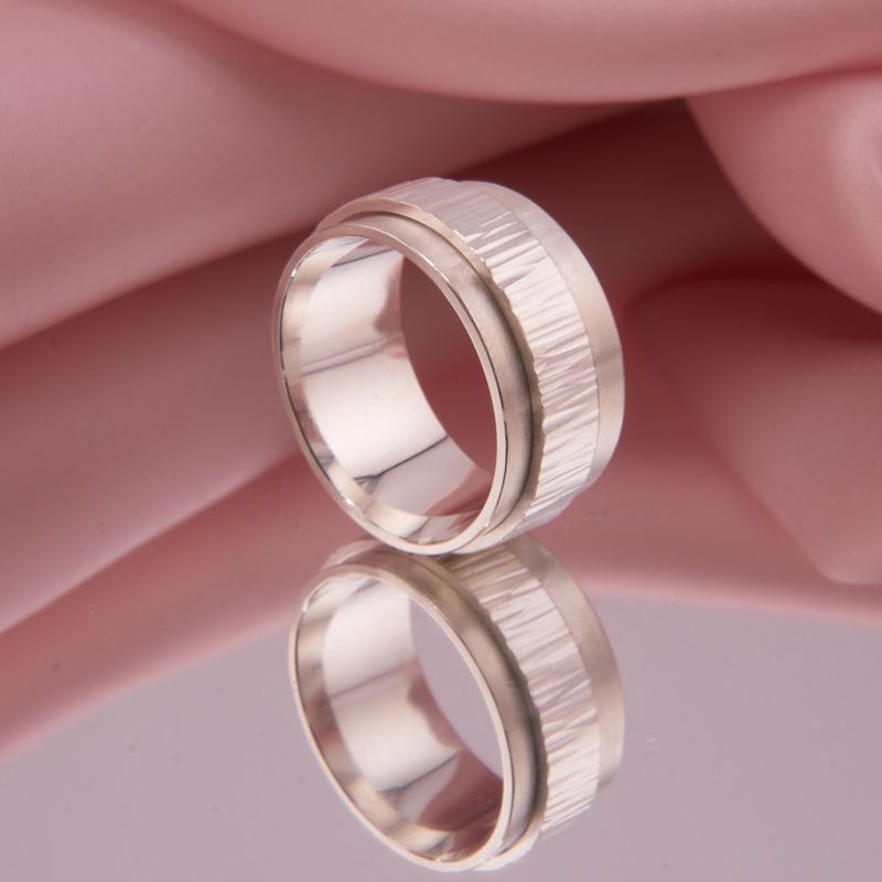 Preview: Drehring Spinnerring breit, drehbarer Ring mit Hammerschlag Optik aus Silber.